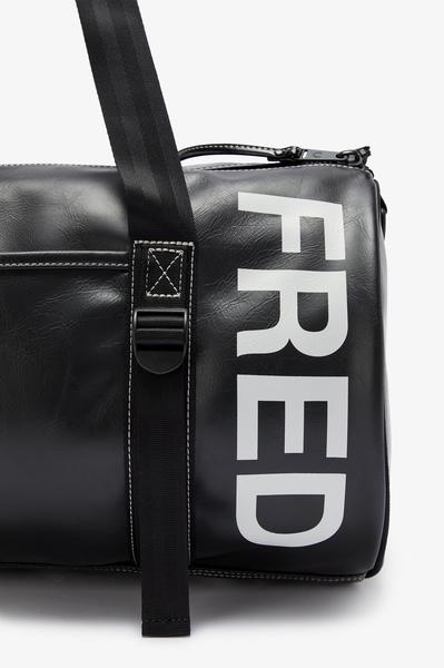 Fotografía en blanco y negro de un hombre con una bolsa de Fred