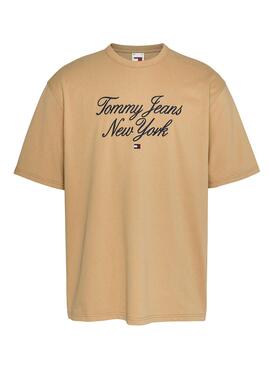 Camiseta Tommy Jeans Over Serif Camel Para Hombre