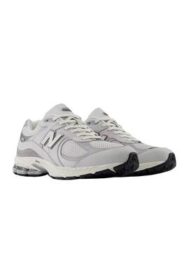 Zapatillas New Balance 2002 gris y beige para hombre