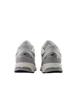 Zapatillas New Balance 2002 gris y beige para hombre