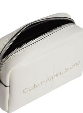 Bolso Calvin Klein Jeans Sculpted Camera beige para mujer