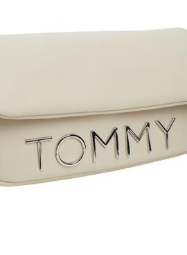 Bolso Tommy Hilfiger Bold Elongated Frap beige para mujer