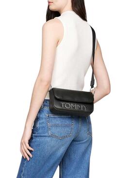 Bolso Tommy Hilfiger Bold Elongated Flap negro para mujer