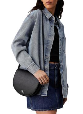 Bolso Calvin Klein Jeans Saddle minimal negro para mujer