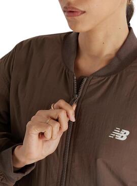 Chaqueta Bomber New Balance Graphic Woven marrón para mujer