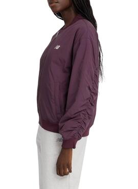 Chaqueta Bomber New Balance Graphic Woven morado para mujer