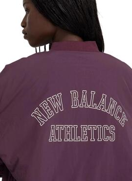 Chaqueta Bomber New Balance Graphic Woven morado para mujer