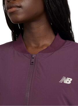 Chaqueta Bomber New Balance Graphic Woven morado para mujer