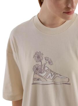 Camiseta New Balance beige flores para mujer