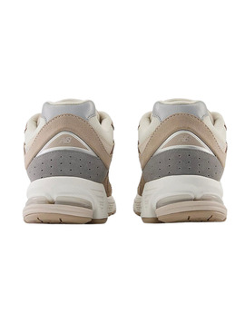 Zapatillas New Balance M2002R beige para mujer