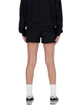 Shorts New Balance Essential negro para mujer