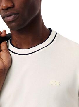 Camiseta Lacoste beige con cuello de rayas para hombre